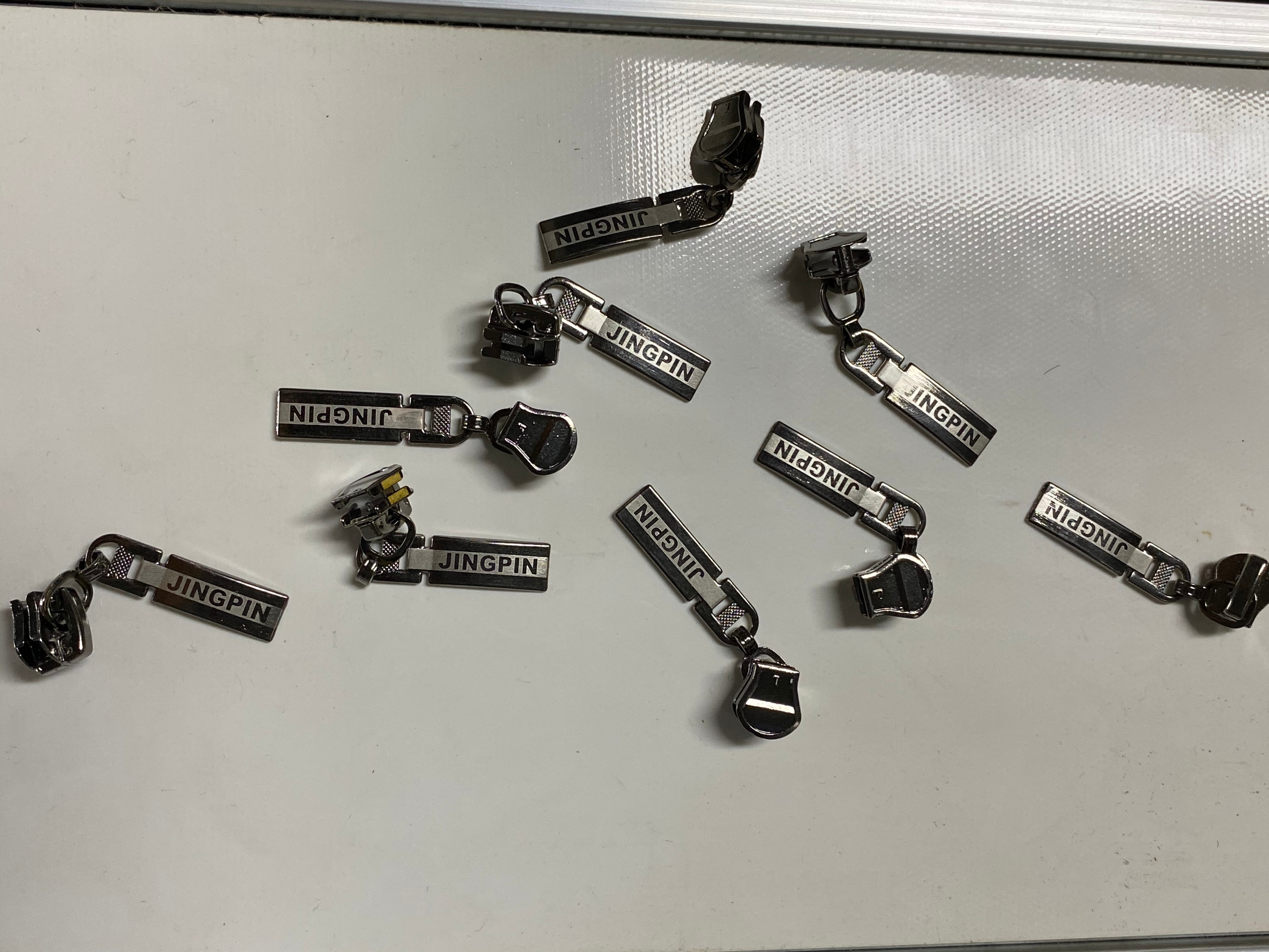 拉鏈流水線打標.jpg 拉鏈流水線打標.jpg