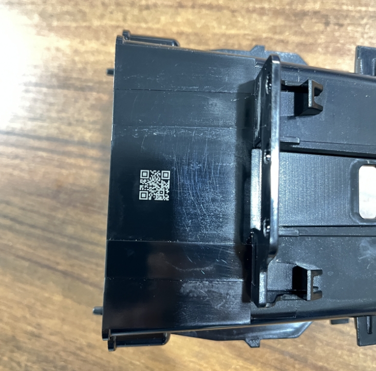 1744269205809366.jpg 新能源汽車塑料件激光打標.jpg